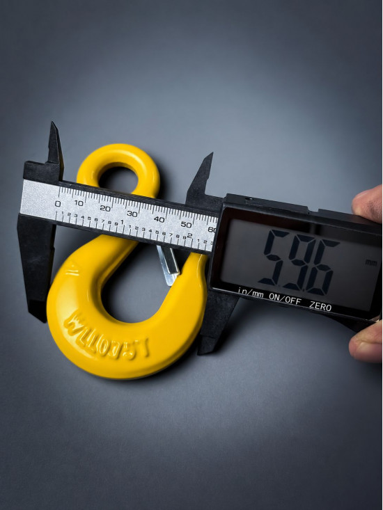 Крюк чалочный грузовой 0.75 тонн для троса с защелкой КЧ-0.75 и проушиной для подъема груза и буксировки